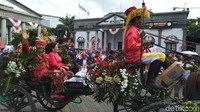 Wali Kota Semarang Hendrar Prihadi berperan sebagai Kanjeng Bupati Raden Mas Tumenggung Arya Purbaningrat. Dia menaiki kereta kencana menuju Masjid Agung Kauman Semarang yang bersejarah (Angling Adhitya Purbaya/detikcom)  