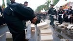 Aksi Menantang Ribuan Pendekar di Kirab Golok Raksasa Cilegon