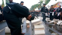 Selain kirab, sejumlah pendekar turut menampilkan kemampuan mereka dalam acara tersebut.
