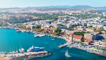Colossus of Rhodes merupakan monumen Helios (dewa Matahari dalam mitologi Yunani) setinggi 108 kaki (32 meter). Ia berada di Pelabuhan Mandraki, Rhodes, Yunani, seperti terlihat di atas. Foto: Budget Direct