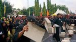 Aksi Menantang Ribuan Pendekar di Kirab Golok Raksasa Cilegon