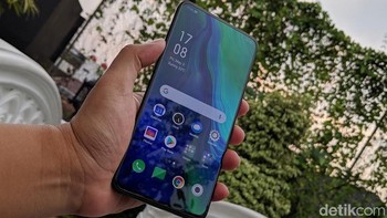 Pembedanya ada di bagian bar sinyal. Sayangnya karena Indonesia belum teresedia jaringan 5G, sehingga di bagian bar sinyal tidak terlihat ikon 5G. Foto: Adi Fida Rahman/detikINET