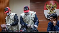 Selain Kayat, KPK juga menetapkan dua orang tersangka lainnya yaitu Pengacara Jhonson Siburian dan warga atas nama Sudarman yang ditangkap di rumahnya dengan dugaan keterlibatan kasus yang sama.