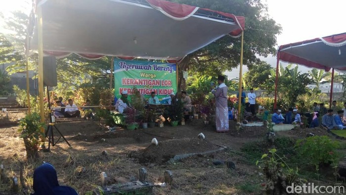 Tradisi Ngeruwah Bareng Ratusan Warga Di Banyuwangi Doa