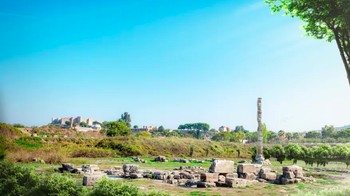 Temple of Artemis at Ephesus seakan mempertegas dominasi peradaban Yunani Kuno dalam membangun bangunan-bangunan bersejarah nan ajaib. Bangunan ini sendiri memiliki satu keunikan, yakni ia telah mengalami tiga kali pembangunan. Hal itu dapat terjadi lantaran ia juga mengalami tiga kali penghancuran. Kini, yang tersisa hanya fondasi dan sebuah pilar, dan masih bisa dilihat sekarang. Foto: Budget Direct