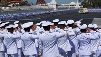 Para pengawal kerajaan memberikan hormat saat mobil iring-iringan Raja Maha Vajiralongkorn tiba di lokasi acara. Jorge Silva/Reuters.