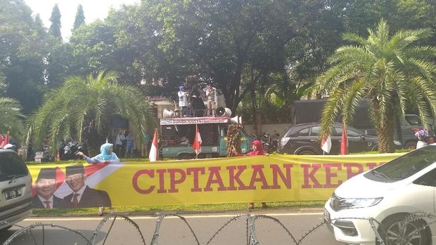 Emak emak Relawan 02 Aksi Bentangkan Spanduk 1 Km di Depan KPU