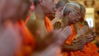 Para Biksu berdoa selama prosesi penobatan Raja Maha Vajiralongkorn berlangsung. Soe Seya Tun/Reuters.