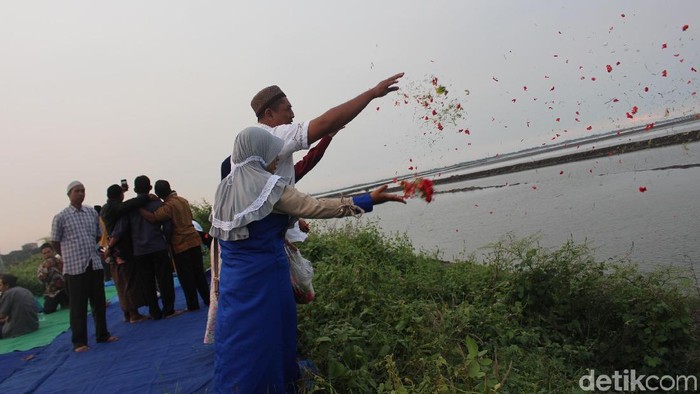 Warga Sidoarjo Ziarah Ke Makam Leluhur Yang Terendam Lumpur