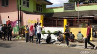 Sejumlah anak muda yang tergabung dalam Relawan Warna melakukan aksi membersihkan berbagai coretan yang mengotori pagar tembok sekolah SLB-C Plus di Jalan Singa Perbangsa, Kota Bandung, Sabtu (4/5/2019).