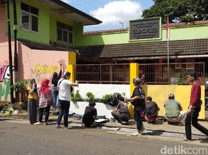 Aksi Anak Muda Bersihkan SLB yang Jadi Sasaran Vandalisme