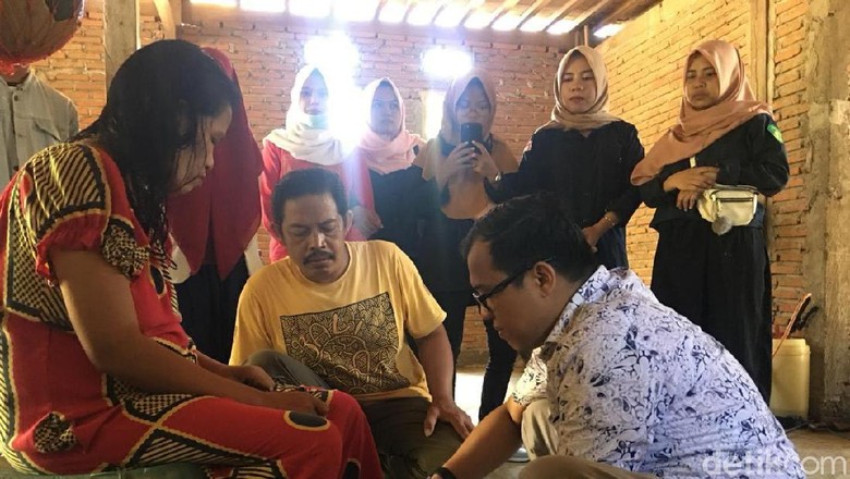 Wanita di Polewali Akhirnya Dirawat di RS Jiwa Usai 20 Tahun Dipasung Wanita di Polewali Akhirnya Dirawat di RS Jiwa Usai 20 Tahun Dipasung
