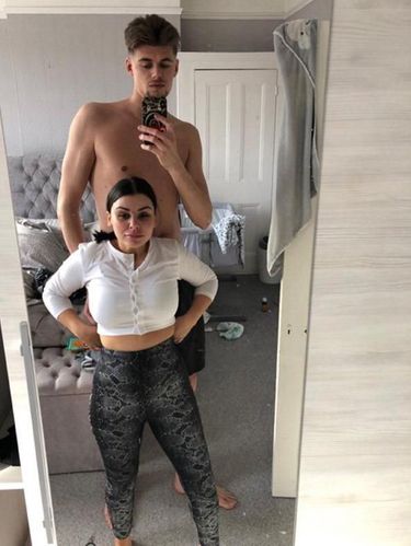 Pacaran dengan Pria Jangkung, Wanita Bertubuh Mungil Ini Di-bully