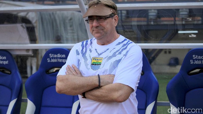 Robert Rene Alberts resmi menjadi pelatih baru Persib Bandung. Kehadirannya di laga Persib Bandung kontra Borneo FC menarik perhatian penonton.
