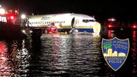 Pesawat berada di perairan dangkal dan tidak tenggelam, dan semua orang selamat, kata Kantor Sheriff Jacksonville seperti dilansir media CNN, Sabtu (4/5/2019). (Foto: Kantor Sheriff Jacksonville via Twitter)