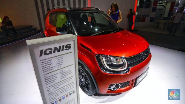 Pengunjung melihat mobil Suzuki Ignis pada ajang pameran Indonesia International Motor Show 2019 (IIMS) di Kemayoran, Jakarta, Jumat (3/5/2019). Ignis dibekali mesin 1.2 L seri K bertenaga 82 daya kuda dan torsi 113 Nm yang dikawinkan dengan transmisi manual lima percepatan sebagai standar.  Ignis memiliki beberapa varian, tipe paling murah yaitu Ignis GL transmisi manual dengan banderol Rp 157 juta. Ignis GL manual ada Ignis GL transmisi otomatik dan Ignis GL SE manual seharga Rp 167 juta. Untuk varian paling tinggi yakni Ignis GX otomatik seharga Rp 186 juta OTR Jakarta (CNBC Indonesia/Andrean Kristianto)