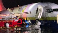 Badan Aviasi Federal AS, FAA menyatakan bahwa pesawat tersebut bukan pesawat komersial melainkan disewa oleh Departemen Pertahanan. Pesawat yang bertolak dari Guantanamo Bay, Kuba tersebut mengangkut 136 penumpang dan 7 kru. (Foto Twitter via News.com.au)