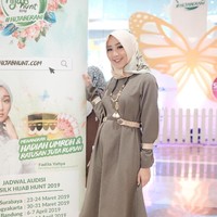 Gaya hijab yang dipakai juga cukup sederhana tanpa banyak aksesori. Jika dulu, tren hijab tumpuk sempat booming, kini gaya hijab segi empat dan pashmina jadi pilihan tepat. Foto: Foto: Silmia/Wolipop