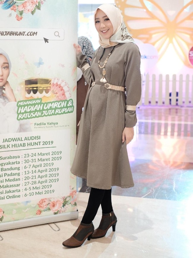 Gaya hijab yang dipakai juga cukup sederhana tanpa banyak aksesori. Jika dulu, tren hijab tumpuk sempat booming, kini gaya hijab segi empat dan pashmina jadi pilihan tepat. Foto: Foto: Silmia/Wolipop