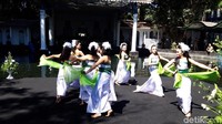 Padusan bukan hanya bagaimana kita mandi atau secara bersama mmbersihkan diri, tetapi inilah wujud ajaran yang terus diajarkan bahwa kita harus membersihkan diri kita jasmani maupun rohani, dalam menghadapi bulan Ramadhan (Ragil Ajiyanto/detikcom)  
