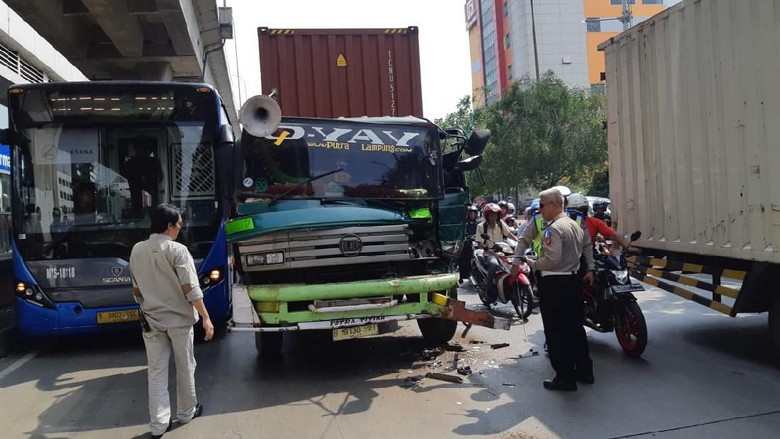 Rem Blong, Truk Trailer Tabrak TransJakarta di Tanjung Priok Rem Blong, Truk Trailer Tabrak TransJakarta di Tanjung Priok
