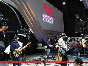 Petra Sihombing Hangatkan Panggung Wuling di IIMS 2019