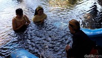 Setelah siraman, Mas dan Mbak Boyolali turun ke kolam berbentuk bundar tersebut. Pelaksanaan tradisi padusan ini sudah berlangsung turun temurun sejak nenek moyang kita, yang dilakukan setiap menjelang bulan suci Ramadhan (Ragil Ajiyanto/detikcom)  