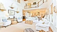 Rumah utama seluas 3.360 kaki persegi tersebut memiliki langit-langit yang cukup tinggi dengan tujuh kamar tidur dan enam kamar mandi. Istimewa/Dok. CNBC Make It/Lindsey Mixon of Tybee Vacation Rentals
