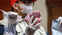 Sedangkan dua tersangka lainnya disangkakan melanggar pasal 6 ayat (1) huruf a atau Pasal 13 Undang-Undang Nomor 31 Tahun 1999 sebagaimana telah diubah dengan Undang-Undang Nomor 20 Tahun 2001 tentang Pemberantasan Tindak Pidana Korupsi juncto Pasal 55 ayat (1) ke-1 KUHP, kata Syarif.