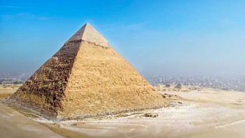 Great Pyramid of Giza, atau Piramida Agung Giza, dibangun sekitar 4.500 tahun lalu. Diperkirakan, masing-masing batu yang digunakan bisa memiliki bobot 2,5 hingga 15 ton. Selama sekitar 4.000 tahun setelah dibangun, ia menyandang status sebagai bangunan tertinggi yang dibuat oleh manusia. Foto: Budget Direct