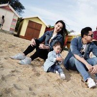 Sandra Dewi dinikahi pengusaha batu bara Harvey Moeis pada 2016. Dari pernikahannya itu, Sandra dikaruniai seorang putra bernama Raphael Moeis yang lahir pada 31 Desember 2017. Inilah kebersamaan mesra ketiganya di Brighton Beach, Melbourne. Foto: dok. Instagram @sandradewi88