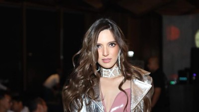 Gaya Seksi Nia Ramadhani Pakai Crop Top di Pesta Ultah Ardi Bakrie