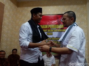 Sambut Ramadhan, Timses 01 dan 02 di Banjarnegara Bertukar Sarung