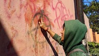 Mereka dengan kompaknya menghapus setiap coretan yang ada.