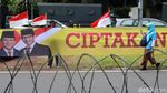 Massa Bentangkan Spanduk Prabowo Presiden di Depan KPU