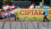Spanduk yang dibawa oleh massa aksi tersebut terbentang sepanjang 1 kilometer di depan gedung KPU, Jakarta.