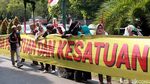 Massa Bentangkan Spanduk Prabowo Presiden di Depan KPU