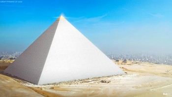 Sekitar 100.000 orang dari seantero Mesir disebut ikut serta dalam membangun Piramida Agung Giza ini. Hal tersebut diketahui dari peninggalan yang terdapat di situs penggalian di dekat bangunan tersebut. Begini mungkin kondisinya saat baru berdiri di masa lampau. Foto: Budget Direct