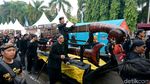 Aksi Menantang Ribuan Pendekar di Kirab Golok Raksasa Cilegon
