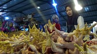 Selain harga bawang yang meroket, sejumlah bahan makanan lain juga mengalami kenaikan harga, salah satunya daging ayam potong yang kini mencapai Rp 38 ribu/kg.