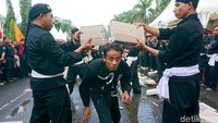 Sejumlah pendekar melakukan aksi ekstrem untuk memeriahkan acara kirab golok raksasa di Cilegon, Sabtu (4/5/2019).