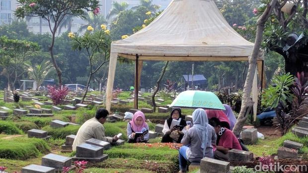 Jelang Ramadhan, Warga Ziarah ke TPU Menteng Pulo 