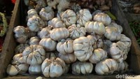 Kenaikan tertinggi terjadi pada harga bawang putih yang meroket hingga Rp 80 ribu per kilogram.