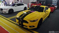 Contohnya adalah Ford Mustang ini. Berkelir kuning dengan setrip hitam di bonnet yang mencerminkan kesan sporty Foto: Pradita Utama
