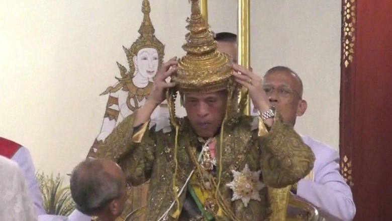 Dinobatkan, Raja Thailand Maha Vajiralongkorn Terima Mahkota Seberat 7,3 Kg Dinobatkan, Raja Thailand Maha Vajiralongkorn Terima Mahkota Seberat 7,3 Kg