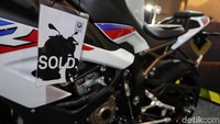 Ada banyak perubahan pada BMW S 1000 RR, terutama mesin all-line 998 cc yang semuanya baru menghasilkan 204 bhp dan torsi puncak 83 Nm. Foto: Pradita Utama