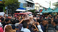 Sebelum meninggalkan Masjid Kauman, Wali Kota akan membagikan kue khas Semarang, Ganjel Rel dan air khataman Al Quran. Maknanya, warga harus merelakan hal-hal yang mengganjal ketika memasuki bulan Ramadhan, dan hati harus bersih maka diminumi air Khataman Al Quran (Angling Adhitya Purbaya/detikcom)