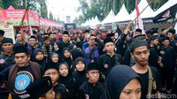 Arak-arakan ribuan pendekar mengawal golok raksasa tersebut menjadi bagian dalam rangkaian Festival Golok Day yang diselenggarakan setiap tahun.