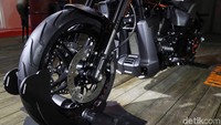Berbeda dengan softail 2018, motor ini mengalami perubahan dari sasis, posisi shock udah beda tampilannya lebih futuristik. Foto: Pradita Utama
