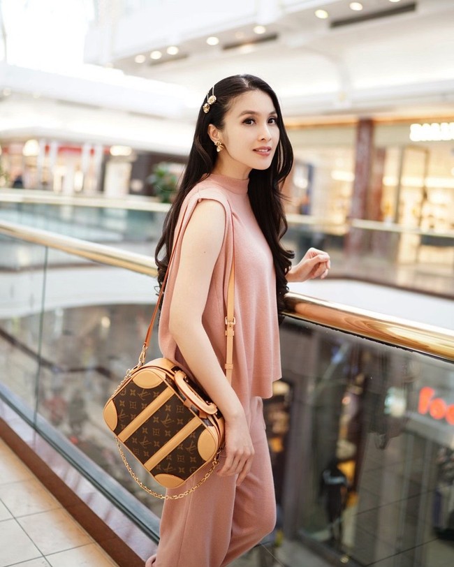 Sandra Dewi mengumumkan kehamilan keduanya. Namun ibu-ibu dibuat takjub dengan penampilan Sandra Dewi yang tampak memesona di usia kandungan 6 bulan. Foto: dok. Instagram @sandradewi88